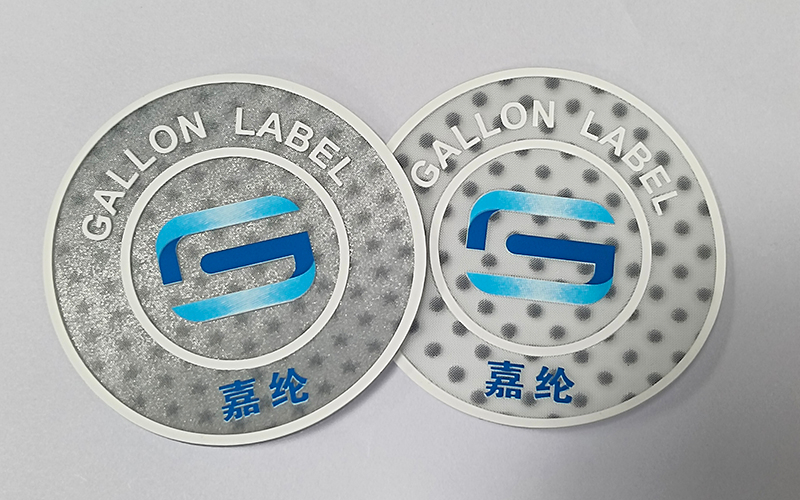 嘉纶服装辅料生产厂家：新品3D幻彩硅胶二次印刷标！